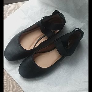 Mossimo supply Co. Black flat shoes size 8W
